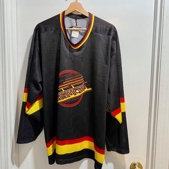 (1) - Men Vintage Canucks Vancouver Canada CCM NHL Mesh Jersey Top XL